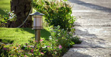 Installer une allée de lampadaires solaires dans son jardin